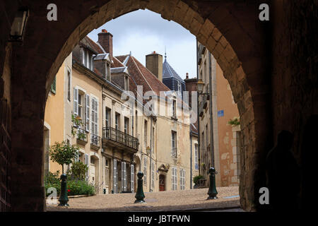 In Francia, in Orne (61), Le Perche, Bellême, vue au travers de la porte de la ville vicino // Francia, Orne, le Perche, Belleme, la porta della città murata e Foto Stock