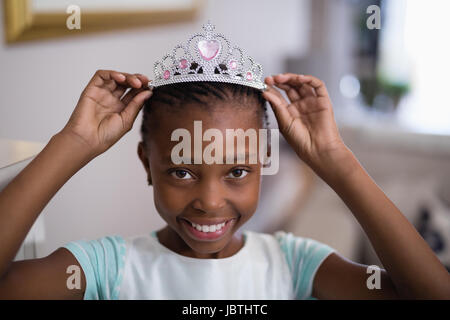 Close up ritratto di una ragazza che indossa la corona Foto Stock