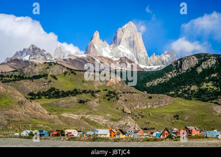 Piccola cittadina di El Chalten ai piedi del monte Fitz Roy in Patagonia, Argentina Foto Stock