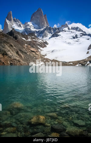 Laguna ai piedi dell'imponente Monte Fitz Roy vicino a El Chalten cittadina in Patagonia, Argentina Foto Stock