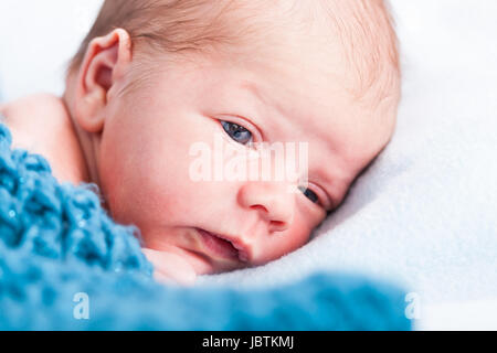 Neugeborenes Baby in einen schal gewickelt schläft nackt als Nahaufnahme Foto Stock