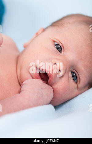 Neugeborenes Baby in einen schal gewickelt schläft nackt als Nahaufnahme Foto Stock