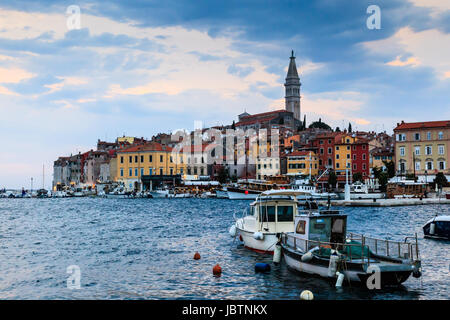 Yacht e Barche vicino a Rovigno al tramonto, Croazia Foto Stock