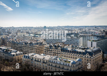 Skyline von Paris mit Stadtbild an der Saine mit blauem Himmel im Sommer Foto Stock