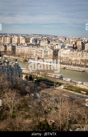 Skyline von Paris mit Stadtbild an der Saine mit blauem Himmel im Sommer Foto Stock