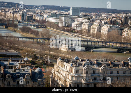 Skyline von Paris mit Stadtbild an der Saine mit blauem Himmel im Sommer Foto Stock