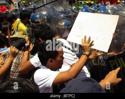 Manila, Filippine. 12 Giugno, 2017. Manifestanti filippino rissa con la polizia che tentano di marzo all'AMBASCIATA DEGLI STATI UNITI durante un rally in coincidenza con il 119° indipendenza filippina giorno a Manila nelle Filippine il lunedì, 12 giugno 2017. (Foto: Richard James M. Mendoza/Pacific Stampa) Credito: PACIFIC PRESS/Alamy Live News Foto Stock