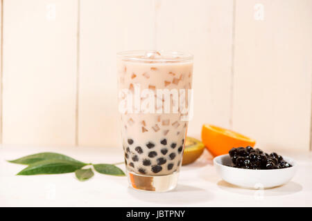 Boba / tè bolla. In casa del tè di latte con perle su un tavolo di legno. Foto Stock