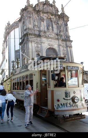 Il tram sulla Rua dos Clerigos in Porto - Portogallo Foto Stock