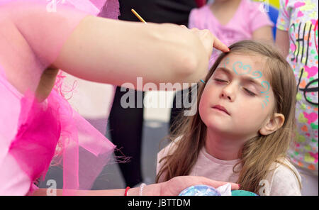 Bambina ottenendo il suo volto dipinto Foto Stock