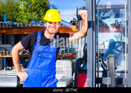 Builder o driver con pallet transporter o forca di sollevamento carrello in costruzione o il sito di costruzione Foto Stock