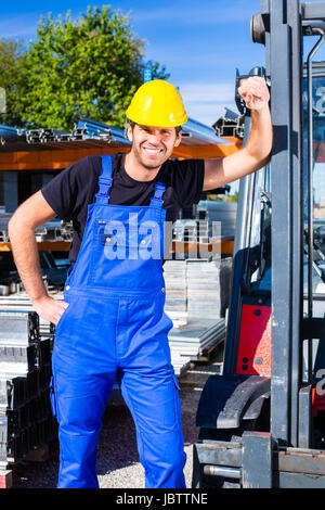 Builder o driver con pallet transporter o forca di sollevamento carrello in costruzione o il sito di costruzione Foto Stock