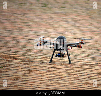 Flying drone con la fotocamera sul terreno Foto Stock