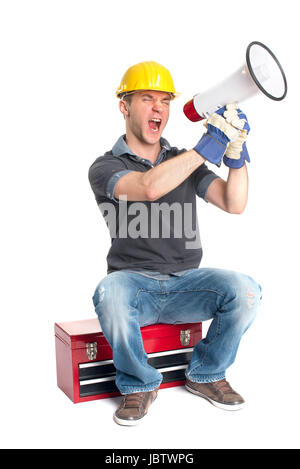 Un artigiano seduto su una cassetta degli attrezzi e tenendo un megafono Foto Stock