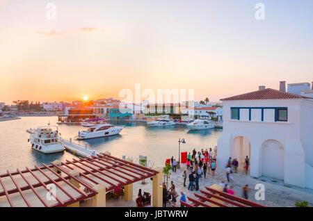 La bellissima Marina nella città di Limassol a Cipro. Un modernissimo, high end e recentemente sviluppata area dove le imbarcazioni sono ormeggiate e è perfetto per una passeggiata lungomare. Una vista dell'area commerciale al tramonto. Foto Stock