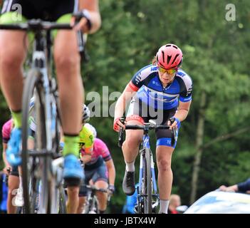 I ciclisti racing in la regina del segmento di montagna della fase 3 del 2017 Energia OVO donna Tour Foto Stock