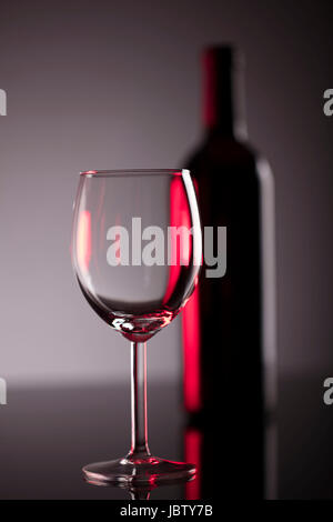 Bicchiere di vino rosso sul tavolo lucido. giorno speciale concetto. Foto Stock