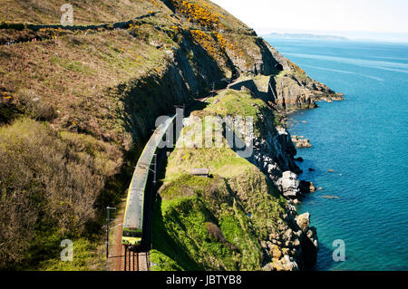 Il Cliff Walk è un cammino lineare tra Bray e Greystones, seguendo la linea ferroviaria lungo le scogliere di Bray testa. Questo ben tenuto a piedi offrono incredibili e vedute suggestive lungo scogliere a picco nel mare d'Irlanda. Prendete uno dei numerosi treni per tornare al punto di partenza . Foto Stock