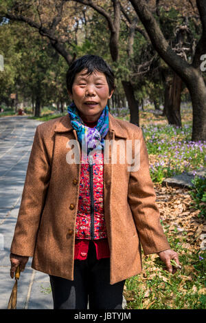 Donna, cimitero di Confucio (Kong Lin), Qufu, provincia di Shandong, la città natale di Confucio, Cina Foto Stock