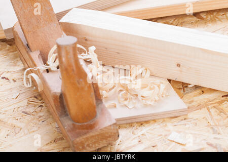 Hobel mit Holz Spänen in einer Schreinerei bei der Holzbearbeitung Nahaufnahme in dettaglio Foto Stock