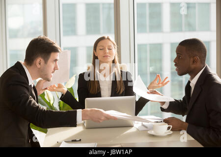 Attraente imprenditrice gode di meditazione durante la riunione, seduto alla scrivania in ufficio con gli occhi chiusi vicino sostenendo i lavoratori e multirazziale, pensare positivo, k Foto Stock