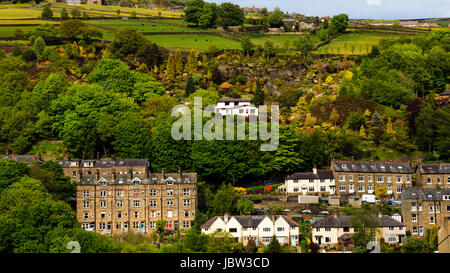 Vista su tutta la valle di Calder in Hebden Bridge, Calderdale, West Yorkshire, Inghilterra, Regno Unito Foto Stock