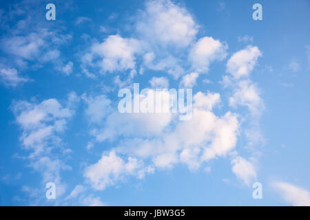 Immagine del cielo con nuvole in parte alla luce del mattino Foto Stock