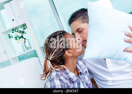 Immagine dei giovani date baciare teneramente Foto Stock