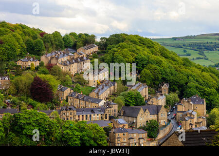 Vista su tutta la valle di Calder in Hebden Bridge, Calderdale, West Yorkshire, Inghilterra, Regno Unito Foto Stock