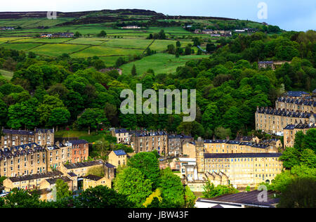 Vista su tutta la valle di Calder in Hebden Bridge, Calderdale, West Yorkshire, Inghilterra, Regno Unito Foto Stock