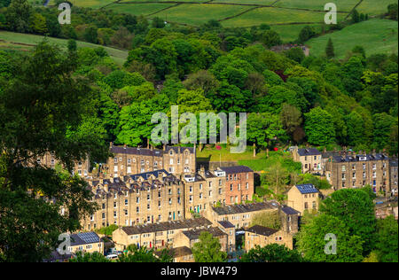 Vista su tutta la valle di Calder in Hebden Bridge, Calderdale, West Yorkshire, Inghilterra, Regno Unito Foto Stock