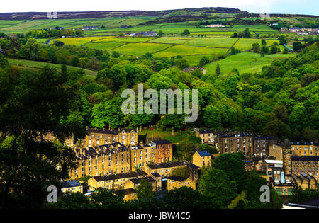 Vista su tutta la valle di Calder in Hebden Bridge, Calderdale, West Yorkshire, Inghilterra, Regno Unito Foto Stock