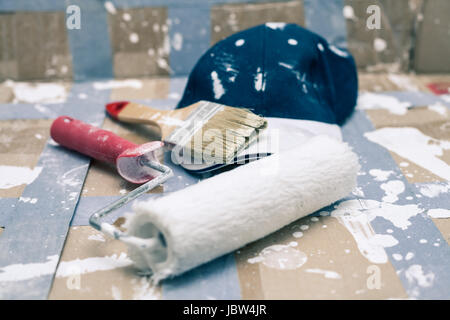 Primo piano di strumenti di pittura e il cappuccio. Foto Stock