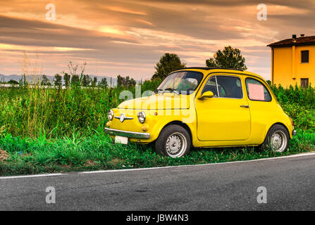 Vintage piccola vettura italiana Fiat Abarth. Colore giallo Foto Stock