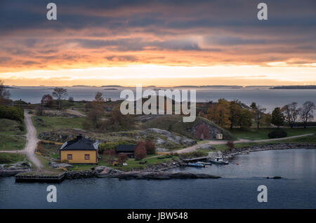 Paesaggio panoramico con il tramonto e idilliaco paesino nel Golfo di Finlandia Foto Stock
