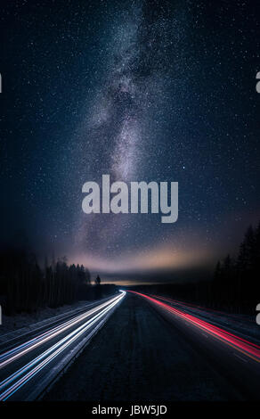 Scenic paesaggio notturno con la via lattea e autostrada Foto Stock