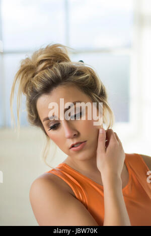 Bella giovane donna mano toccando il collo Foto Stock