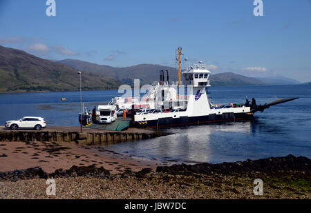 Il Traghetto Corran Unlaoding Veicoli dopo aver attraversato il Corran si restringe dalla terraferma, Highlands scozzesi, Scozia,UK. Foto Stock