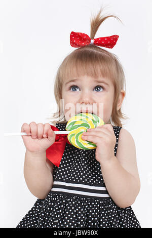 Bambina mangia caramelle vietata per la sua Foto Stock