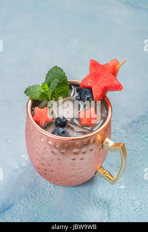 American freddo patriottica Moscow Mule cocktail con cocomero e mirtillo Foto Stock