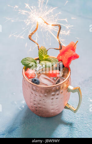 American freddo patriottica Moscow Mule cocktail con cocomero e mirtillo Foto Stock