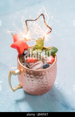 American freddo patriottica Moscow Mule cocktail con cocomero e mirtillo Foto Stock