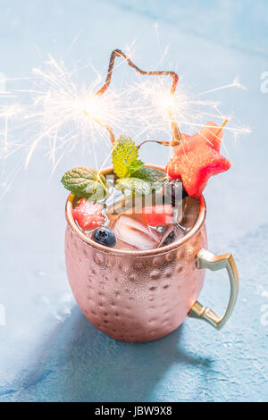 American freddo patriottica Moscow Mule cocktail con cocomero e mirtillo Foto Stock