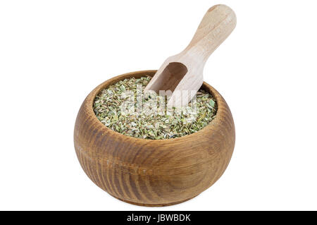 Porzione di origano spice in ciotola di legno isolato su sfondo bianco con tracciato di ritaglio Foto Stock