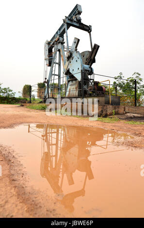 Vecchio pumpjack di pompaggio del greggio dal pozzo petrolifero Foto Stock