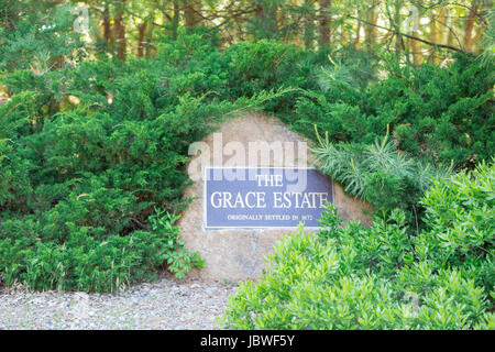 La grazia station wagon, una comunità privata, placca su una pietra in East Hampton, NY Foto Stock
