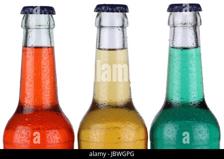 Bunte Getränke mit Limonade in Flaschen, freigestellt vor einem weissen Hintergrund Foto Stock