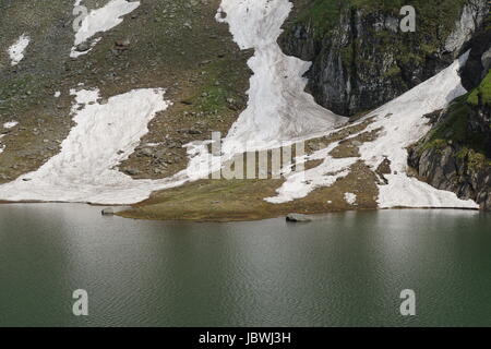 Balea Lac Chalet su ghiacciaio Balea Lago accanto alla strada Transfagarasan in montagna Fagaras, Romania Foto Stock