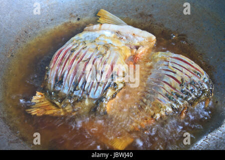 Il pesce fritto in padella close up Foto Stock