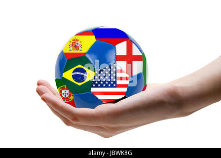 Pallone da calcio con la bandiera delle nazioni a portata di mano isolato su bianco Foto Stock